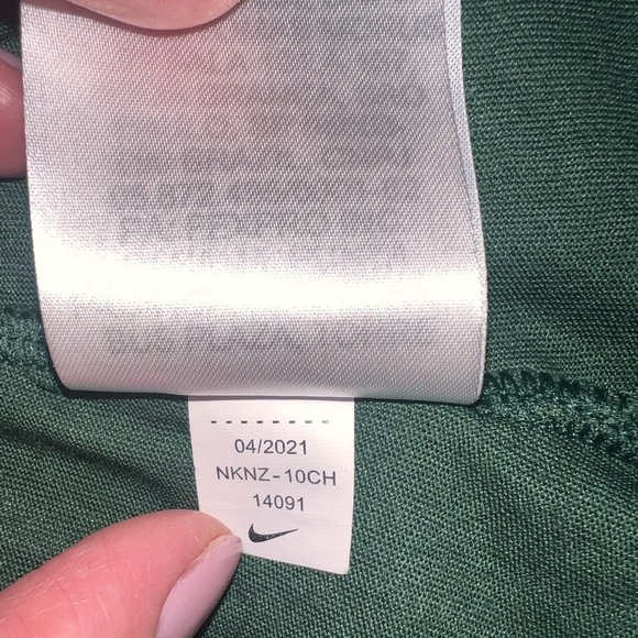 {EUC Women’s Green Bay Packers Nike Dri-FIT Long Sleeve T-Shirt in Green Small} - Picture 8 of 9